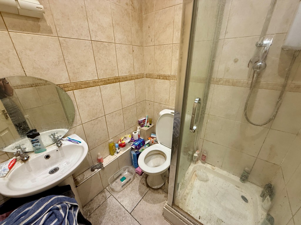 Lot: 223 - PAIR OF TWO-BEDROOM FLATS FOR INVESTMENT - Flat A En-suite